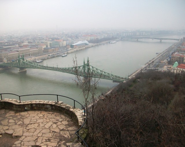 Conhecer Budapeste descendo o Danúbio