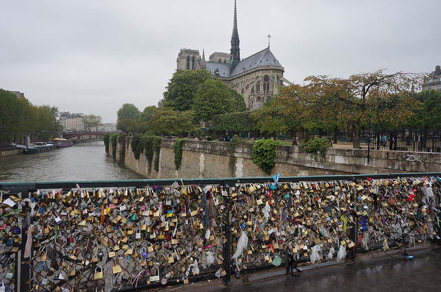 love-bridge-paris-notre-dame