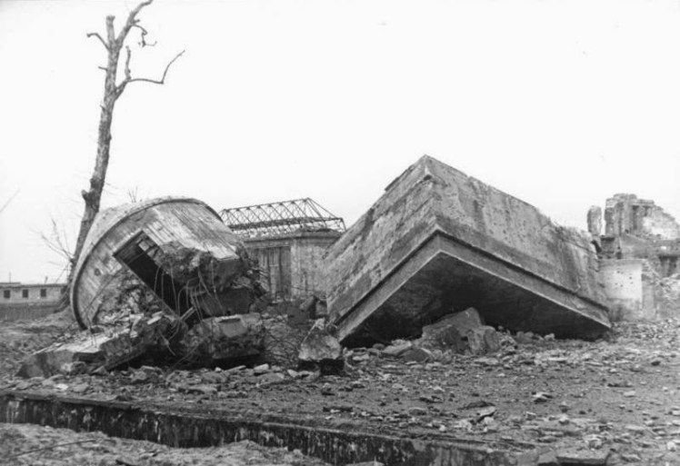 97a11-bundesarchiv_bild_183-m1204-319_berlin_reichskanzlei_gesprengter_fc3bchrerbunker