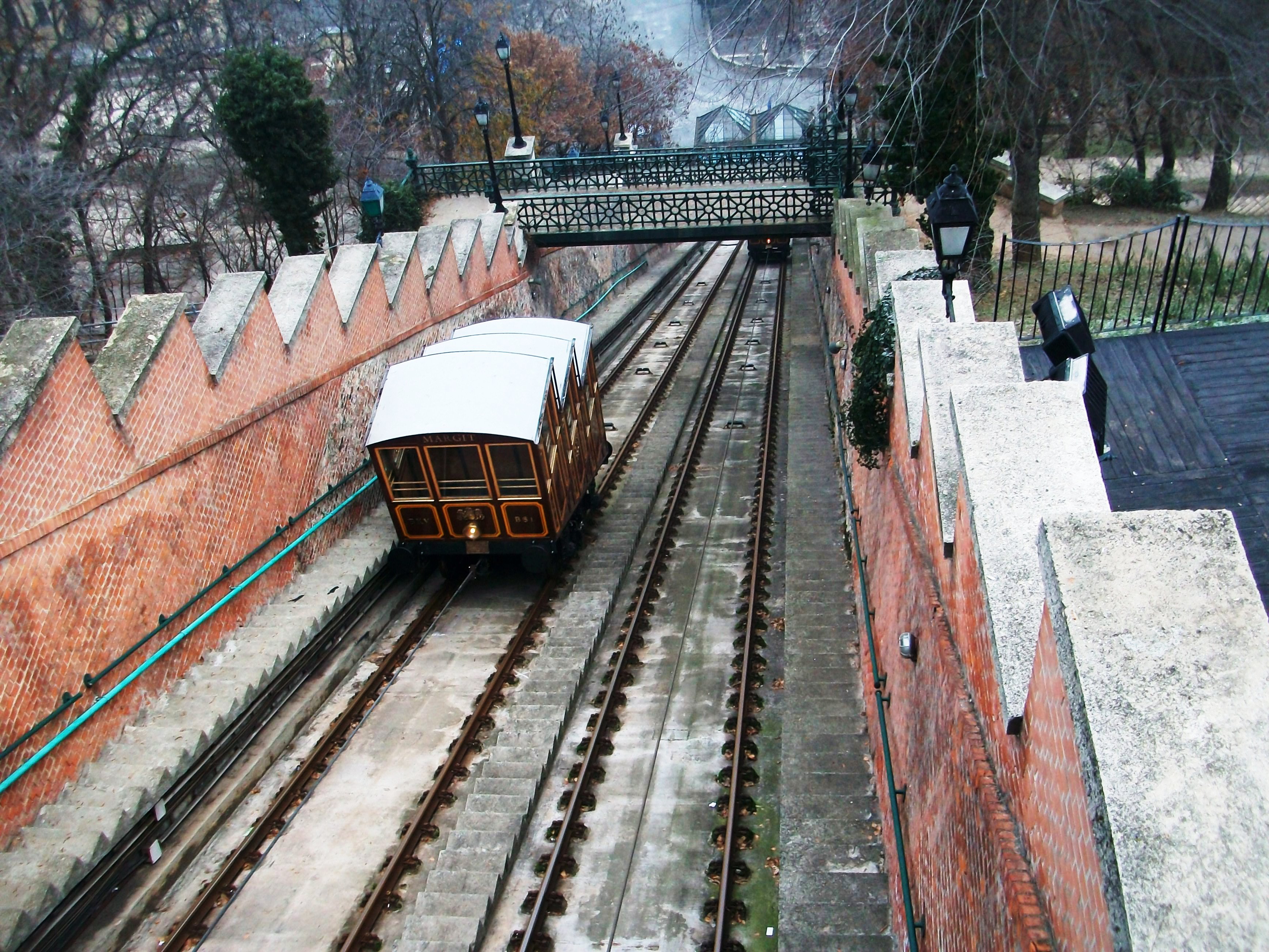 Conhecer Budapeste descendo o Danúbio