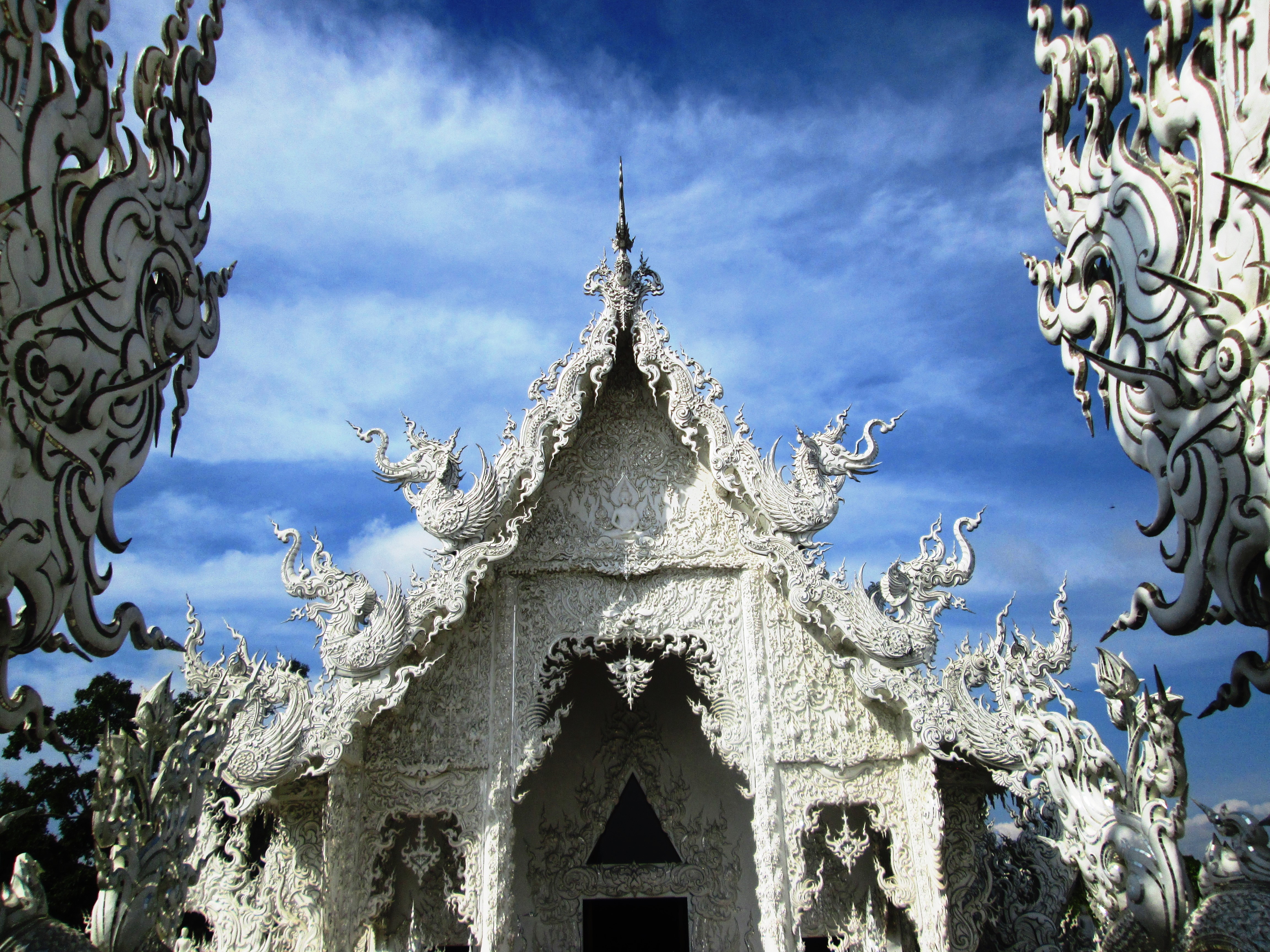 chiang-rai-white-temple3