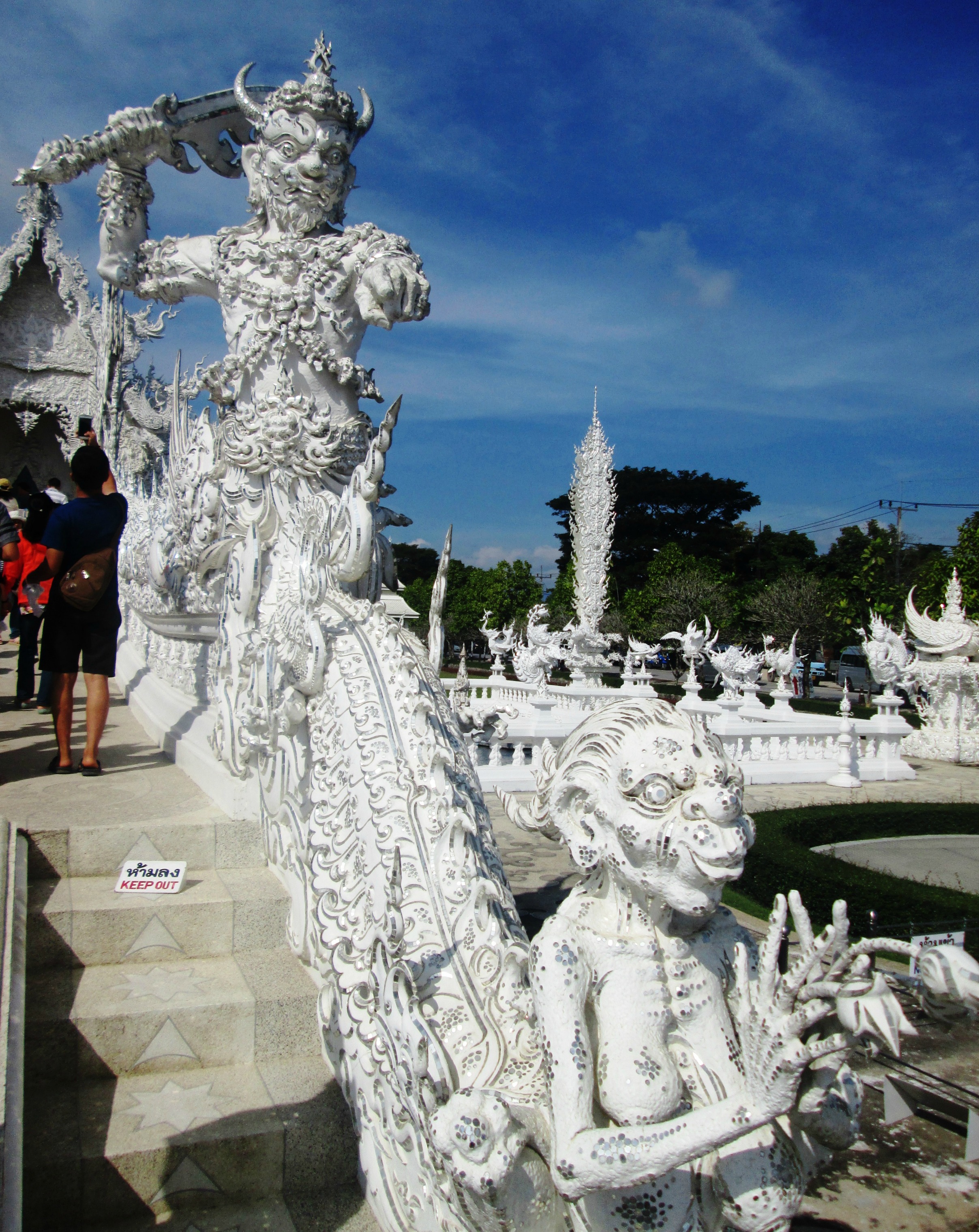 chiang-rai-white-temple5