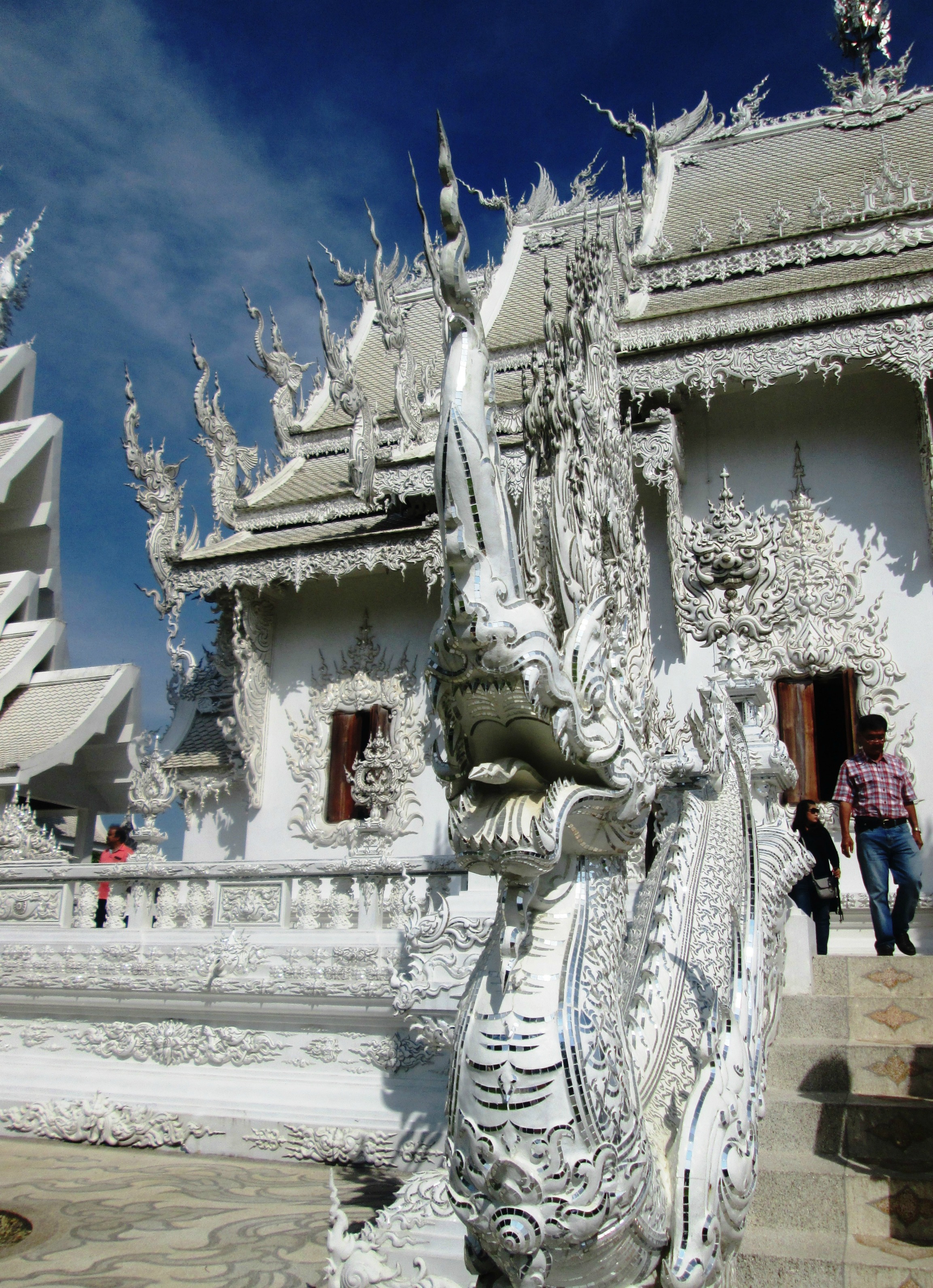 chiang-rai-white-temple6