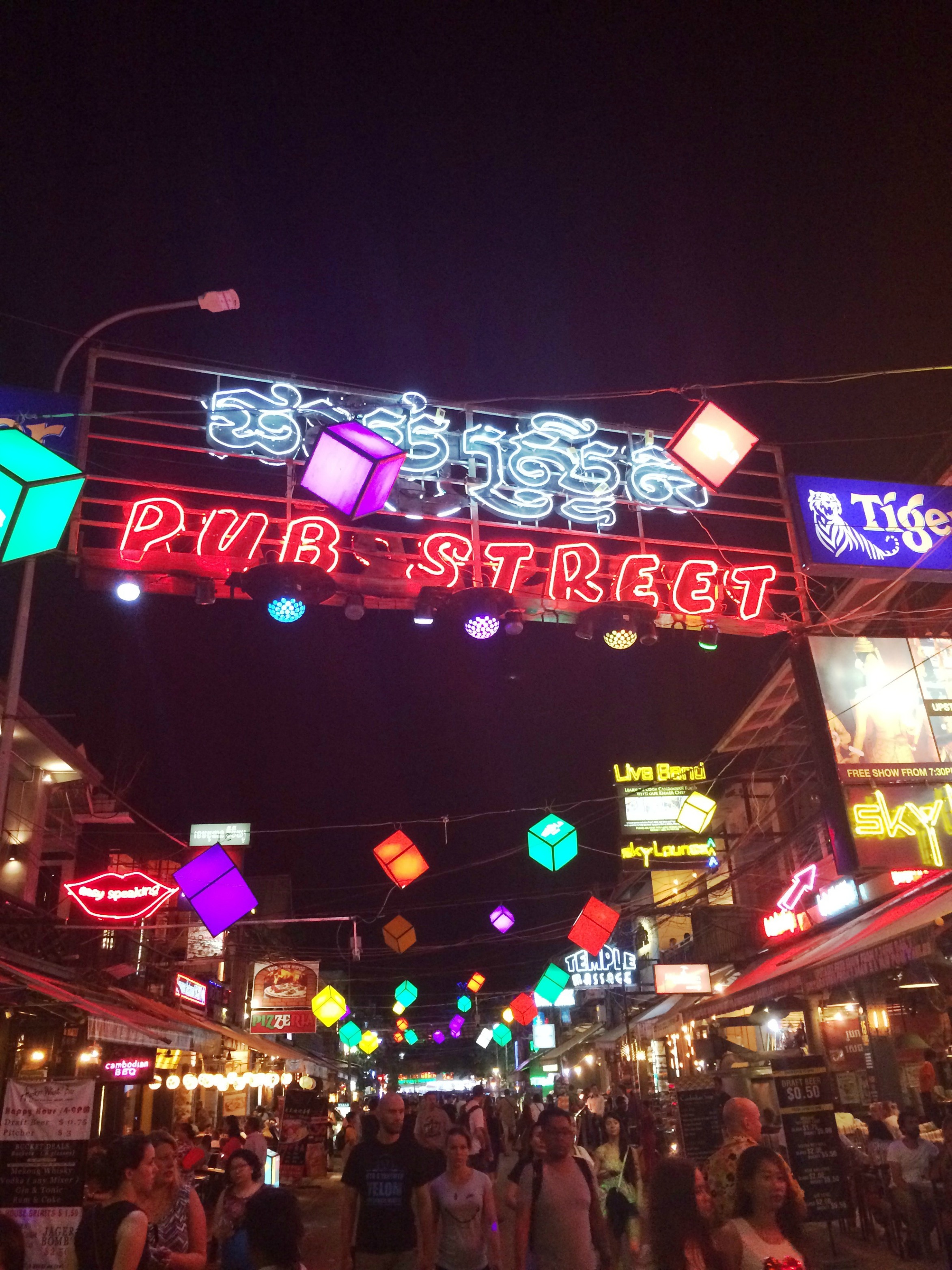 siem-reap-pub-street1