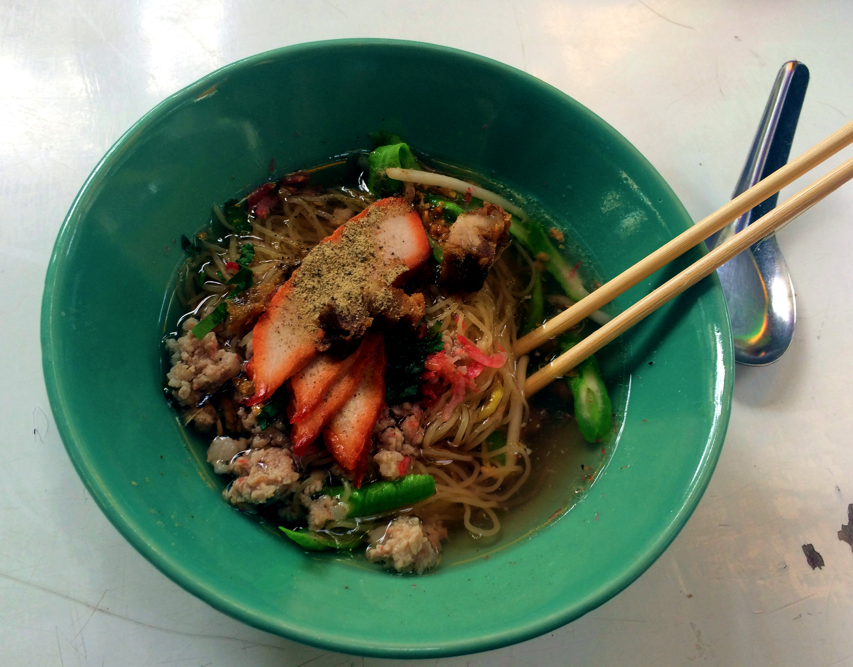 kuay-teow-moo-daeng-sopa-de-noodles-de-porco-vermelho