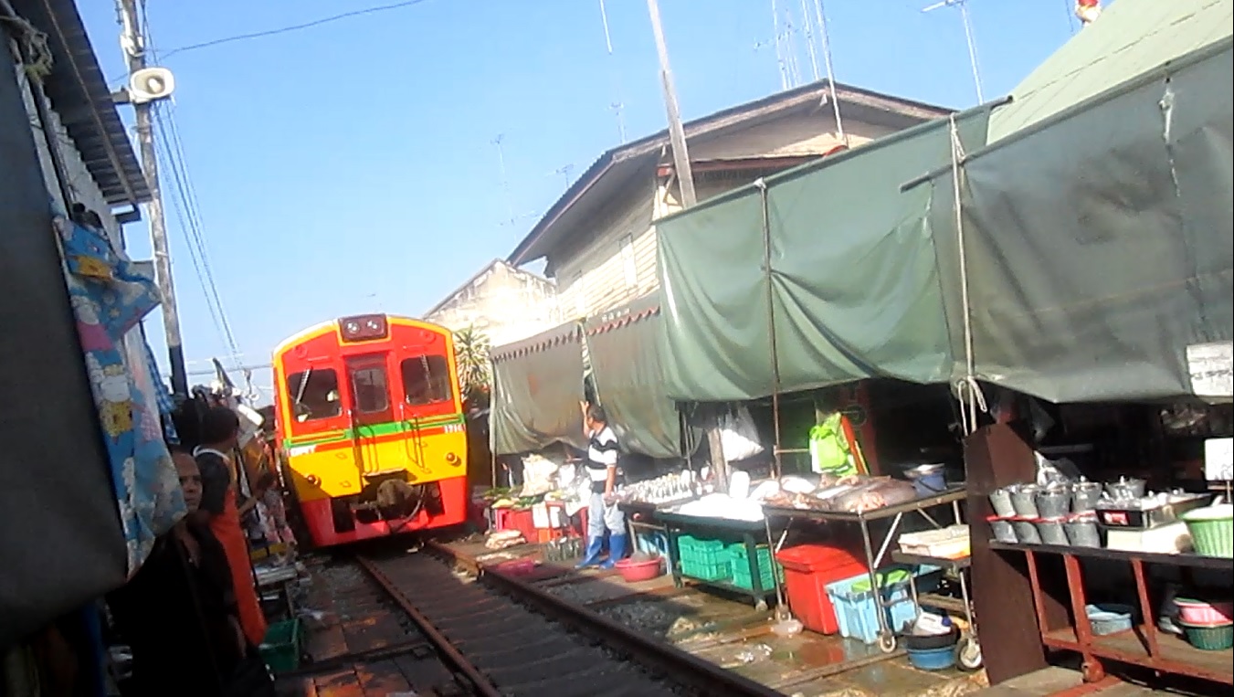 maeklong-market1