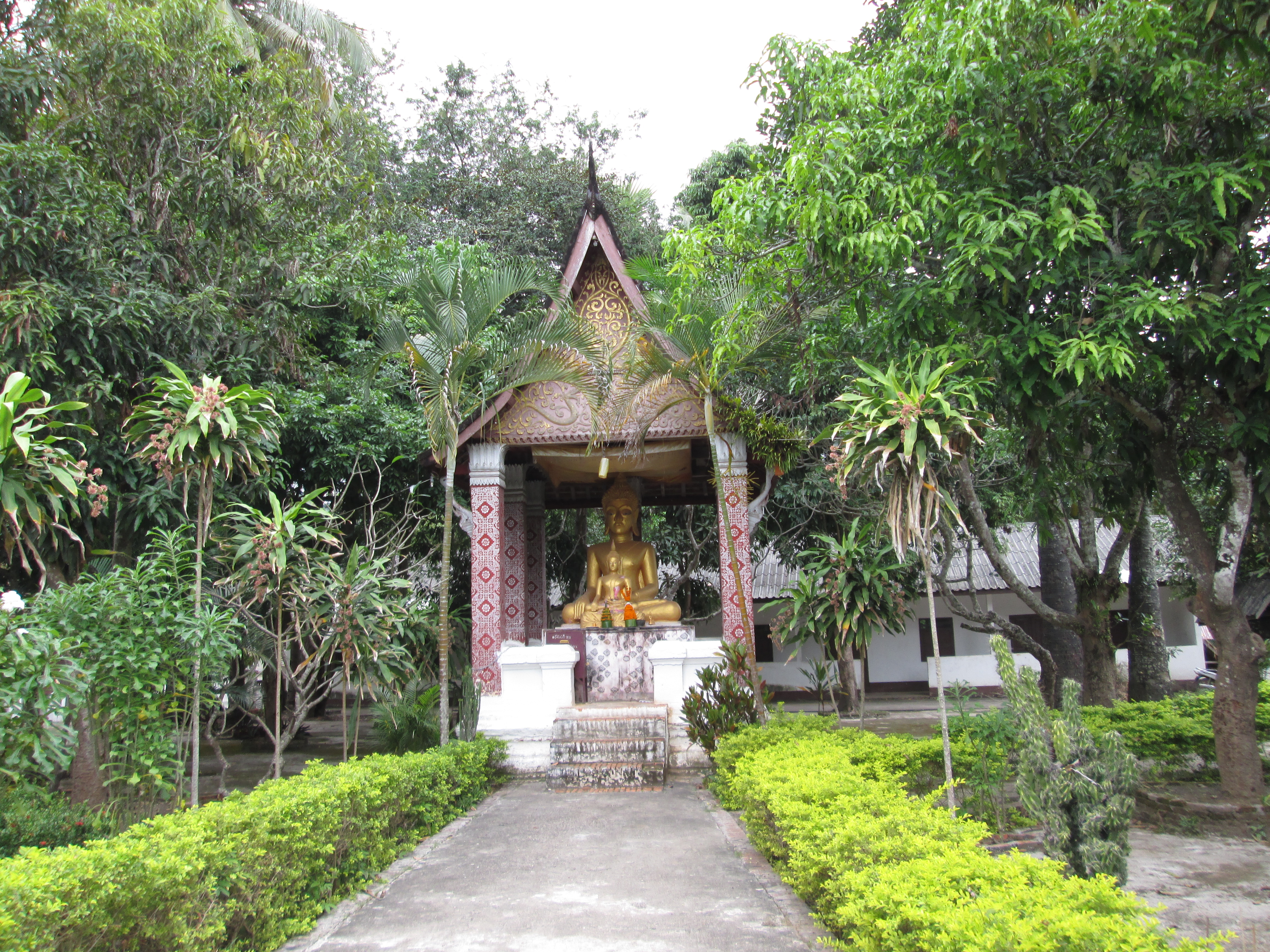 Wat Sibounheuang, Luang Prabang.jpg